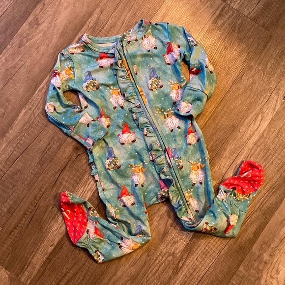 Posh Peanut Other - <SALE! Posh Peanut Gnomey Holiday Ruffled Footed Zip Up Sleep & Play Onesie